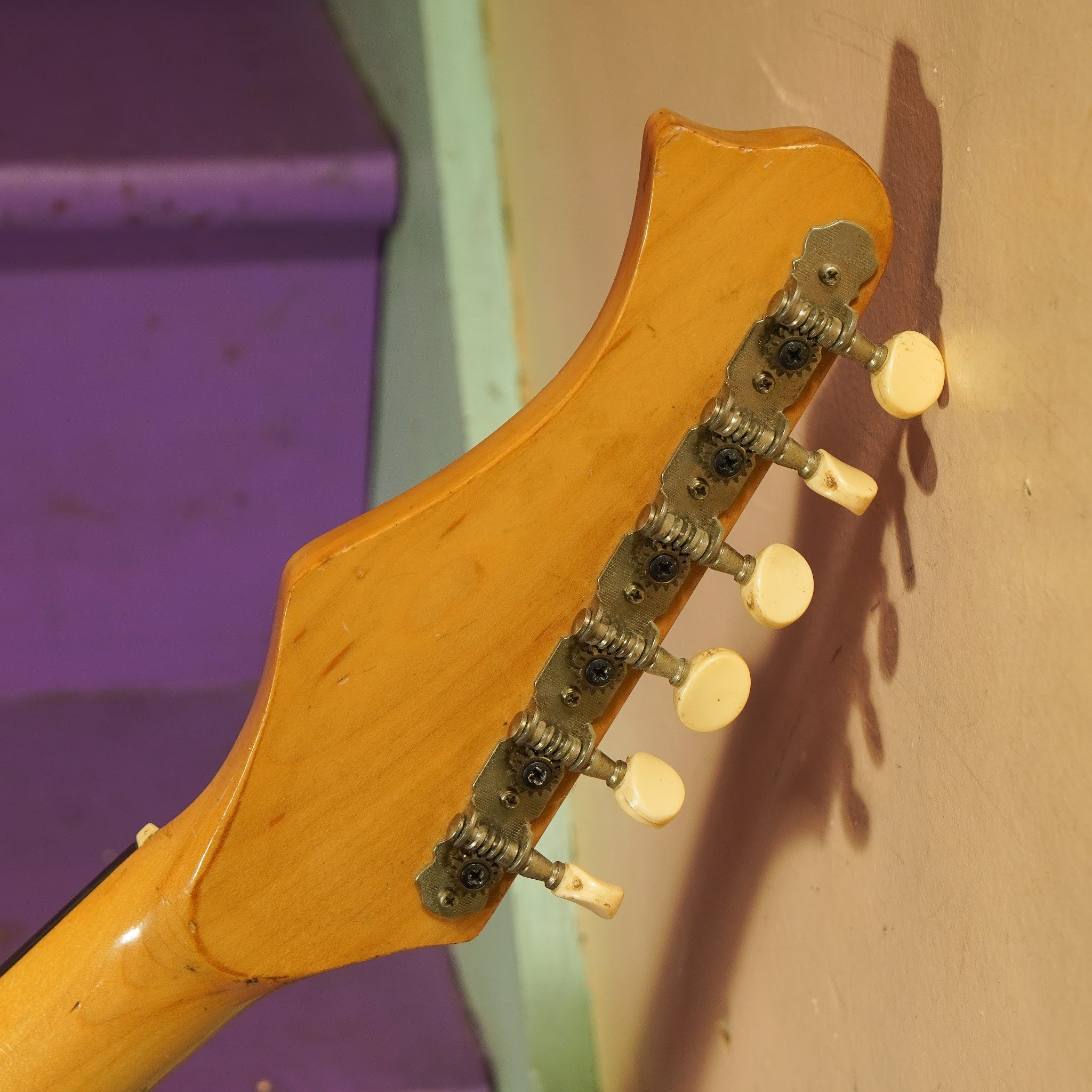 Image showcasing the guitar's body thickness and lightweight construction, emphasizing its comfortable playing experience.