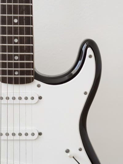 Electric guitar as a beginner-friendly option to minimize finger pain