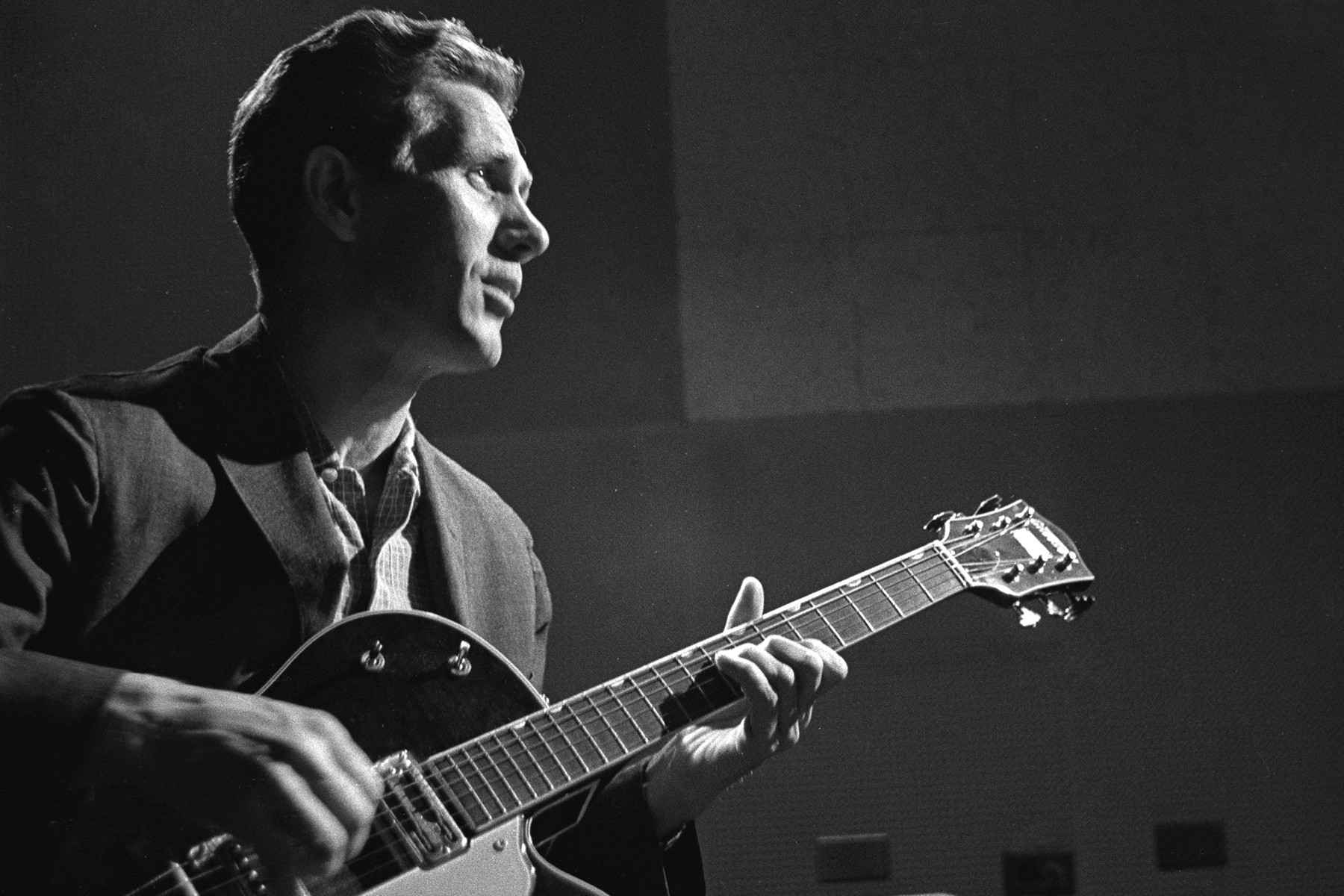 Chet Atkins playing guitar in RCA Recording Studios, Nashville, 1960, demonstrating his thumb-and-finger picking style