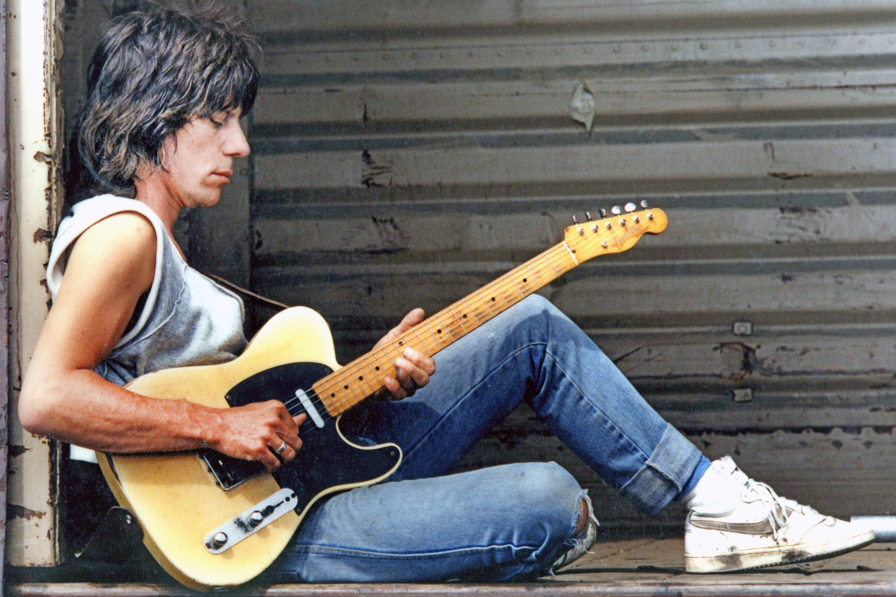 Jeff Beck playing a Fender Telecaster in 1985, showcasing his innovative and vocal-like guitar style