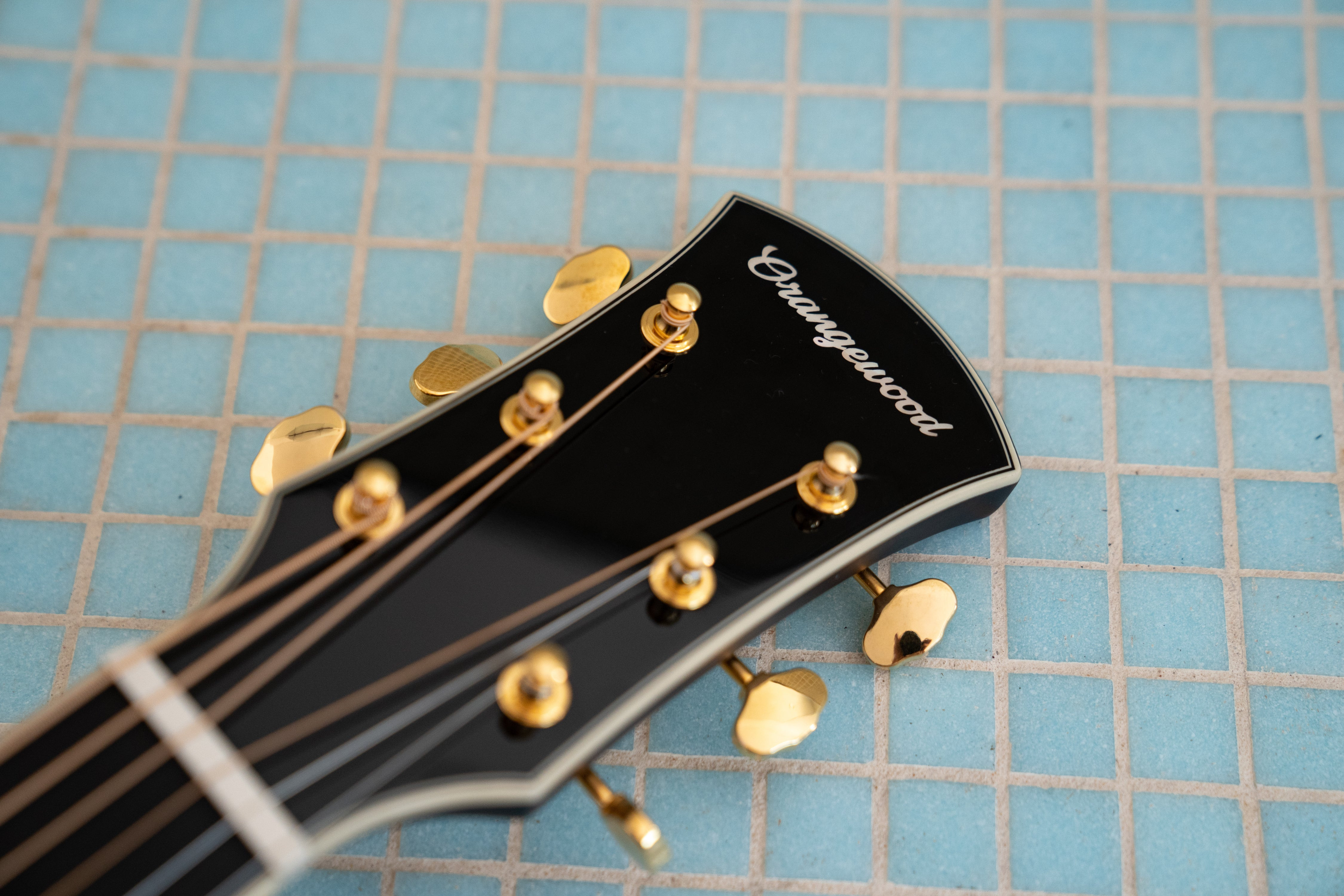 Loosening guitar strings before travel