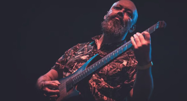 Charlie Griffiths of Haken offering tips on adapting to extended range guitars and overcoming the initial visual complexity of the fretboard.