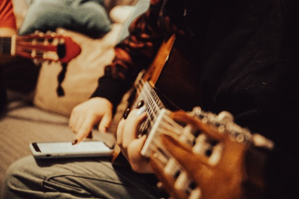 Screenshot of a guitar tuning app